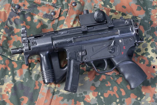 German modern submachine gun MP5 on camouflaged background — Stock Photo, Image