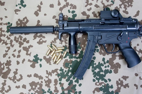 MP5 senapan submesin dengan peredam — Stok Foto