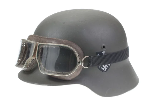 Tyska armén hjälm med skyddsglasögon — Stockfoto