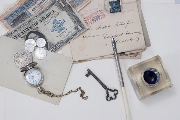 Старые карманные часы, старая чернильная ручка, рукописные письма — стоковое фото