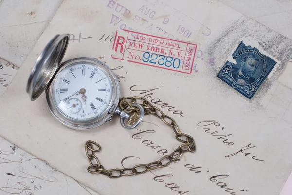Viejo reloj de bolsillo y cartas manuscritas — Foto de Stock