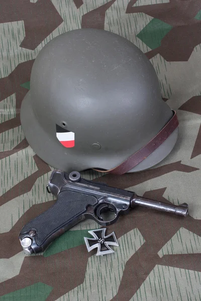 Luger P08 Parabellum handgun, helm and medal Iron Cross — Stock Photo, Image