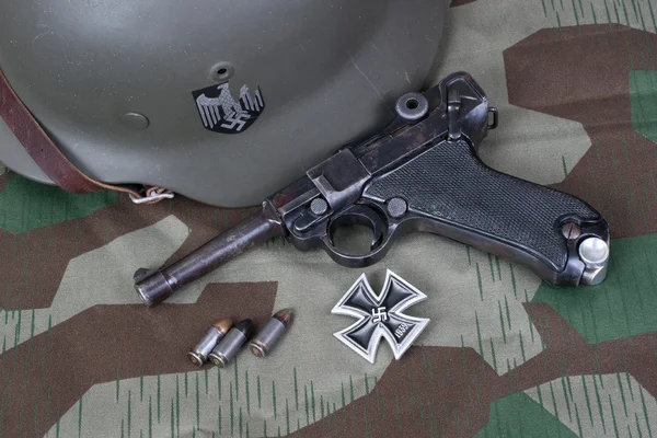 Luger P08 Parabellum arme de poing, barre et médaille Croix de fer — Photo