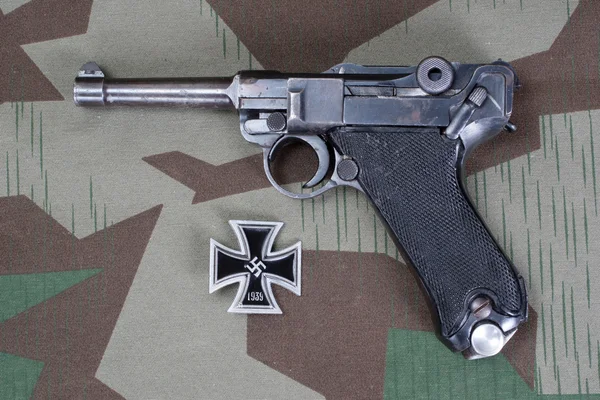 Parabellum handgun and medal Iron Cross — Stock Photo, Image