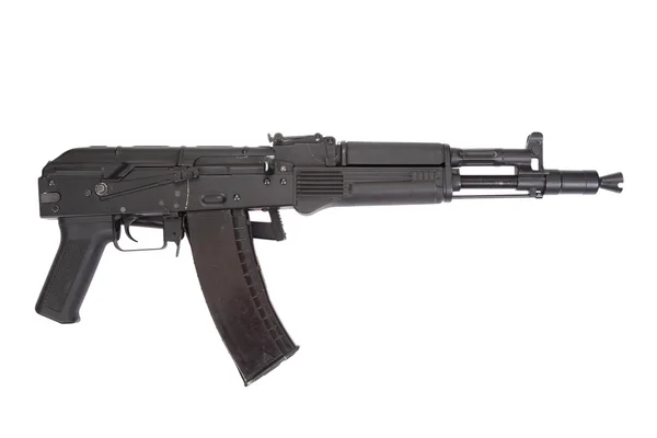 Um novo fuzil de assalto Kalashnikov moderno no branco — Fotografia de Stock