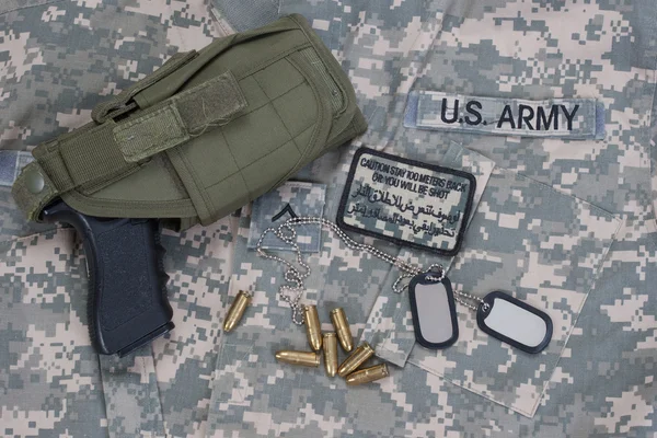Uns Armeekonzept mit Hundeanhänger, getarnte Uniform mit Aufnäher — Stockfoto