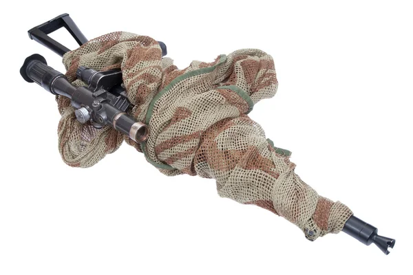 Camuflado kalashnikov AK con alcance de francotirador aislado sobre un fondo blanco — Foto de Stock