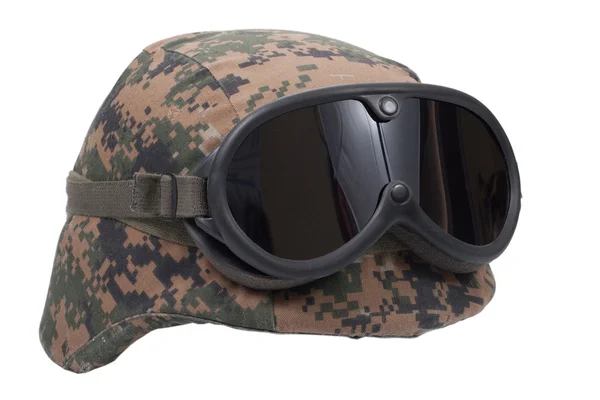 Us marines kevlar helmet with camouflage cover and protective goggles — Stock Photo, Image