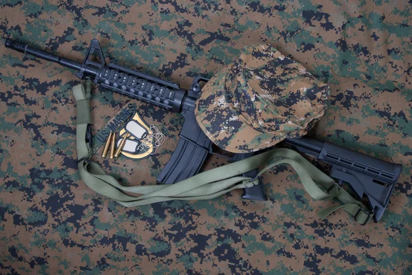 M4 carbine and blank dog tags on us Marines camouflage uniform — Stok Foto