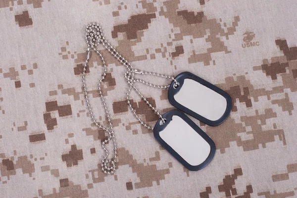 Nás armáda maskovaný uniformu s prázdné psí známky — Stock fotografie