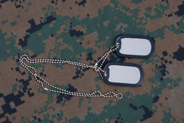 Nos ejército camuflado uniforme con etiquetas de perro en blanco —  Fotos de Stock