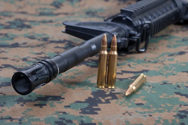 Carabina M4A1 con cartuchos sobre nosotros uniformes de camuflaje de infantes de marina — Foto de Stock