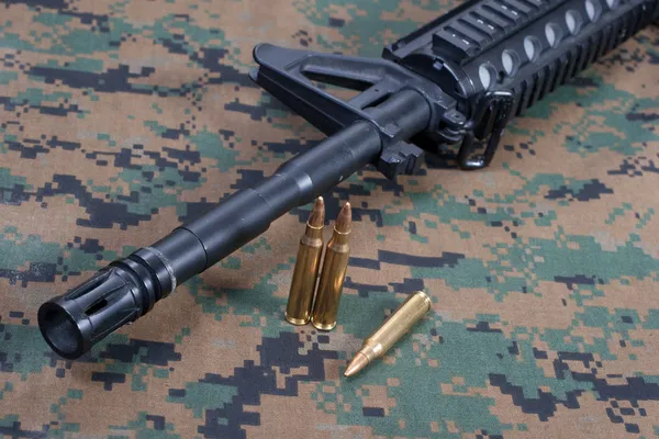 Carabine M4A1 avec cartouches sur nous uniforme de camouflage marine — Photo