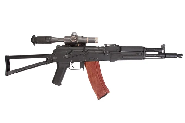 Автомат Kalashnikov AK105 с оптическим прицелом на белый — стоковое фото