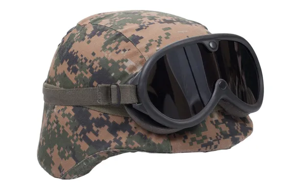 Oss marines kevlar hjälm med kamouflage täcka och skyddsglasögon — Stockfoto