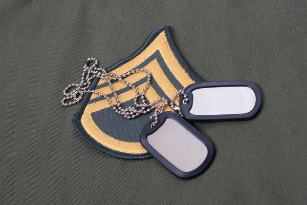 Período uniforme del ejército con etiquetas de perro en blanco y parche rango sargento —  Fotos de Stock