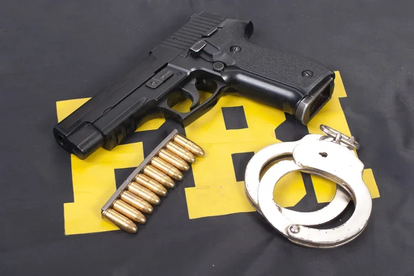 FBI koncepció pisztoly lőszer és bilincs — Stock Fotó