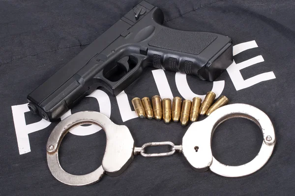 Silah mermisi ve kelepçe ile polis kavramı — Stok fotoğraf