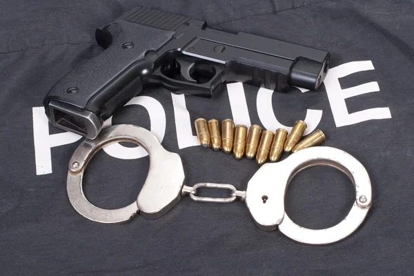 Conceito de polícia com munição de arma e algemas — Fotografia de Stock