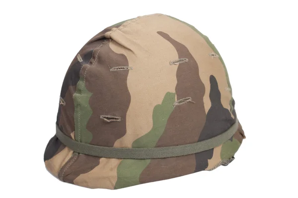 Nás vojenská helma s lesní vzor kamufláž krytem — Stock fotografie