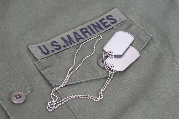 Uniforme de los infantes de marina con etiquetas de perro en blanco —  Fotos de Stock