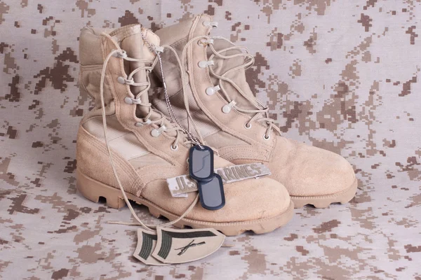 Conceito de fuzileiros navais dos EUA com armas de fogo, botas e uniforme camuflado — Fotografia de Stock