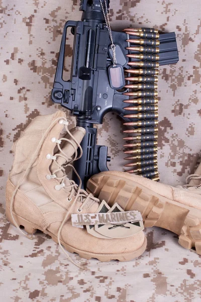 Conceito de fuzileiros navais dos EUA com armas de fogo, botas e uniforme camuflado — Fotografia de Stock