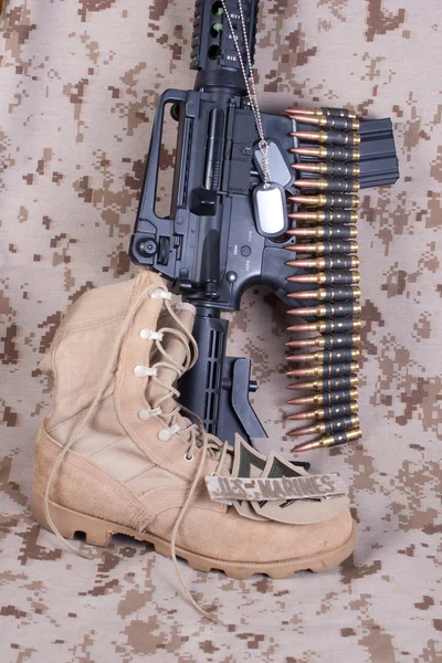 Concetto US Marines con armi da fuoco, stivali e uniforme camuffata — Foto Stock