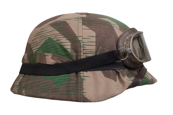 Камуфляжный нацистский немецкий шлем с защитными очками — стоковое фото