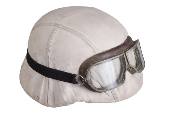 Getarnter Nazi-Helm mit Schutzbrille — Stockfoto