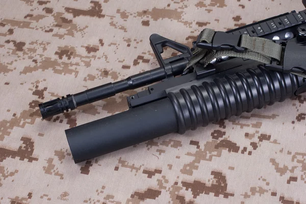 M4 carbine a terepszínű egyenruhát — Stock Fotó