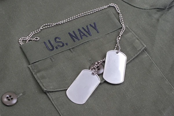 Nos uniforme de la marina con etiquetas de perro en blanco — Foto de Stock