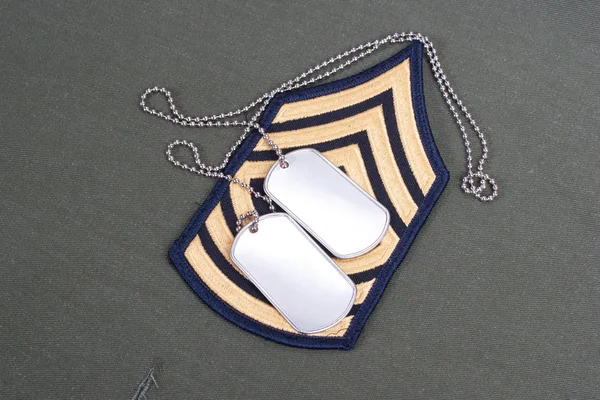 Nós uniforme do exército com etiquetas de cão em branco e patch de patente sargento — Fotografia de Stock