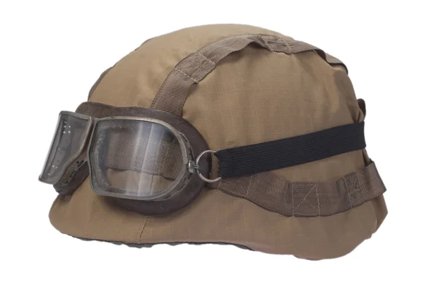 Capacete kevlar com tampa de camuflagem e óculos de proteção — Fotografia de Stock