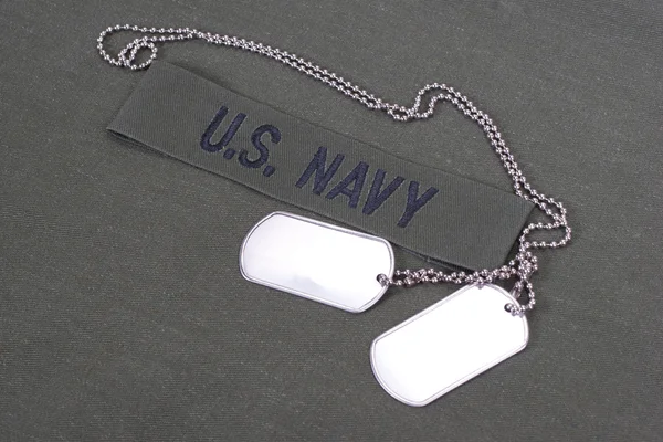 Nos uniforme de la marina con etiquetas de perro en blanco — Foto de Stock