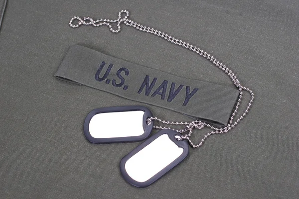 Nos uniforme de la marina con etiquetas de perro en blanco —  Fotos de Stock