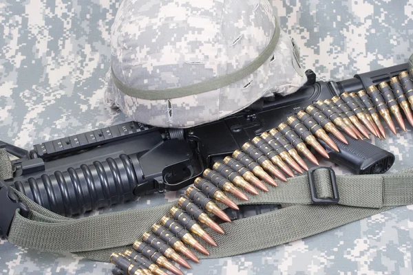 Carabina M4, timón kevlar sobre nosotros uniforme de camuflaje del ejército — Foto de Stock