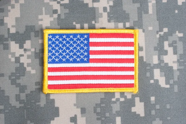 Drapeau américain sur uniforme de camouflage — Photo