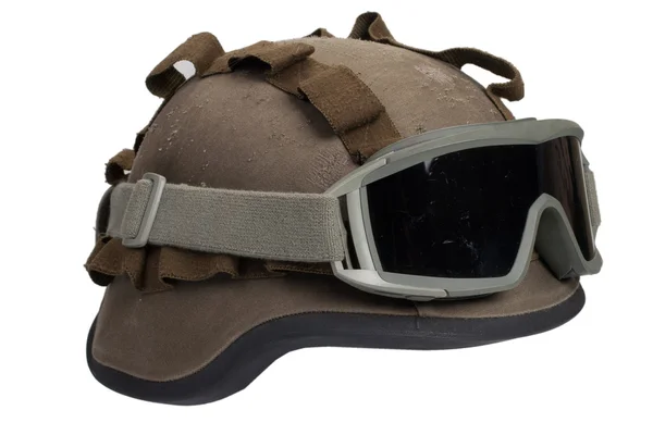 Кевларовый шлем с камуфляжной крышкой и защитными очками — стоковое фото