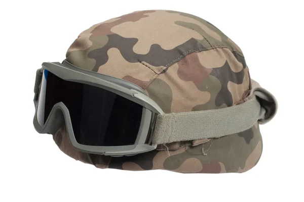 Casque de kevlar avec couverture de camouflage et lunettes de protection — Photo