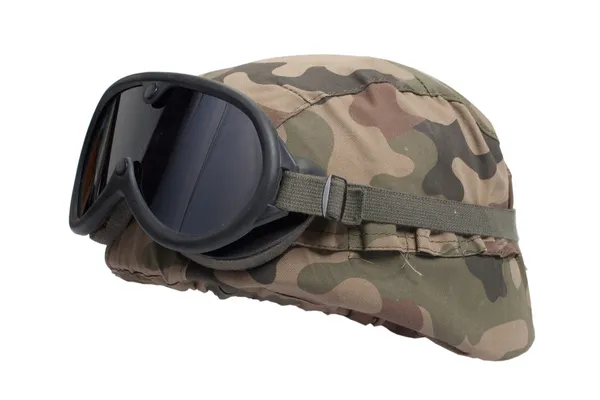 Casque de kevlar avec couverture de camouflage et lunettes de protection — Photo