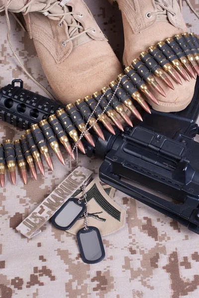 Konsep Marinir AS dengan senjata api, sepatu bot dan seragam kamuflase — Stok Foto