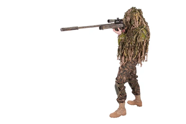 Kamouflerad prickskytt i ghillie suit — Stockfoto