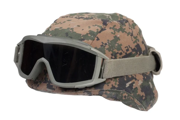 위장 덮개와 보호용 고글이 달린 헬멧 — 스톡 사진