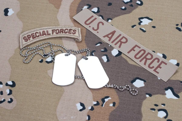 Pestaña de guardabosques del ejército con etiquetas de perro en blanco — Foto de Stock