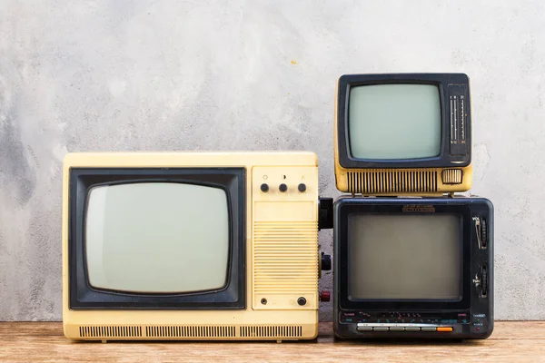 Antiguo Retro Analógico Pequeños Televisores Pie Suelo Madera Frente Gris — Foto de Stock