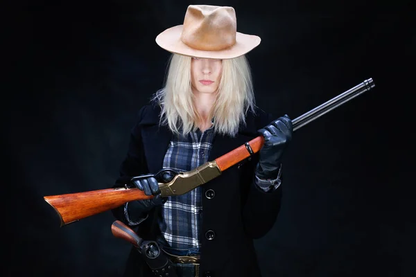 Salvaje Oeste Rubia Chica Con Rifle Negro Fondo —  Fotos de Stock