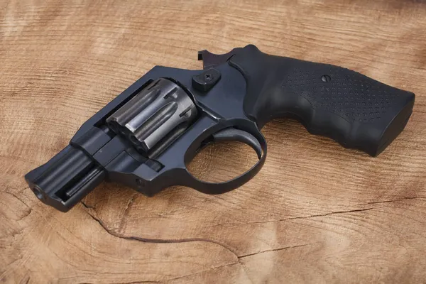 Gekookte Vergrendelde Revolver Houten Ondergrond — Stockfoto