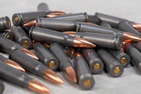 Kalashnikov Pistola Balas Sobre Fondo Superficie Hormigón Gris —  Fotos de Stock
