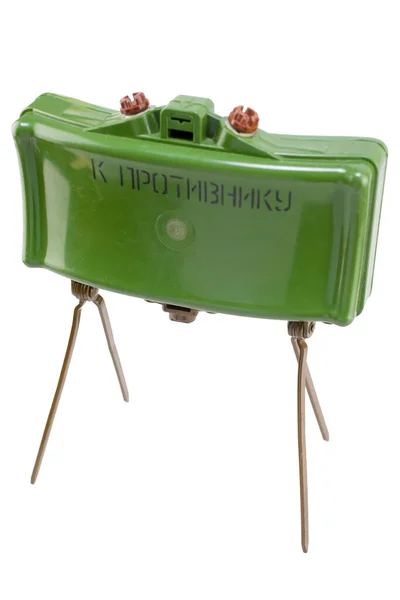 Mon 50ソビエト プラスチックボディ 指向性タイプの対人地雷 ロシア語で 敵に向かって という意味 白地に隔離された — ストック写真